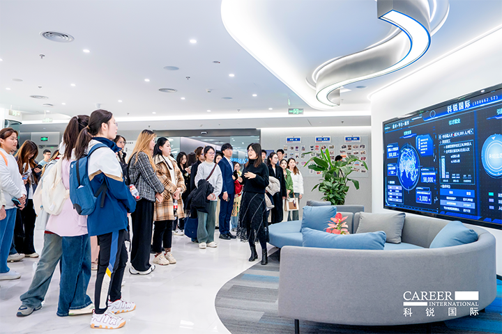 知名人力资源供应商易币付(中国)国际在企业参访活动中为拜访嘉宾与学生介绍公司基本情况