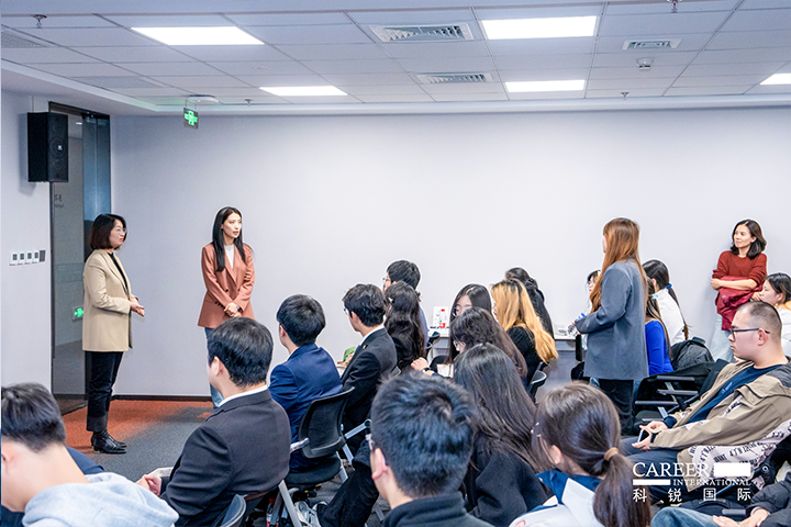 知名人力资源服务商易币付(中国)国际的相关资深顾问与企业高级负责人在参访末尾回答现场关于人力资源产业的问题